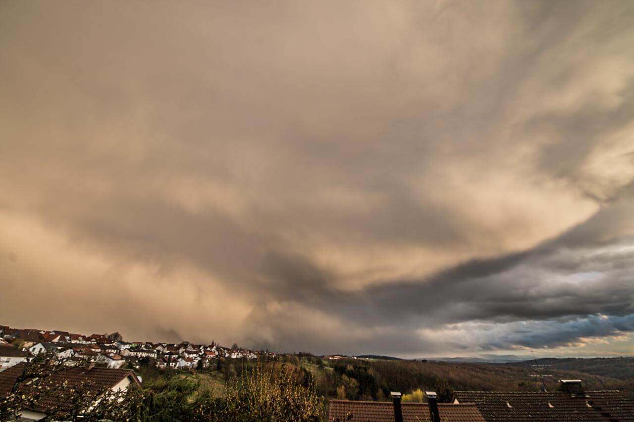 Windiges und kühles Aprilwetter mit Graupelschauer bis auf tiefere Lagen herab