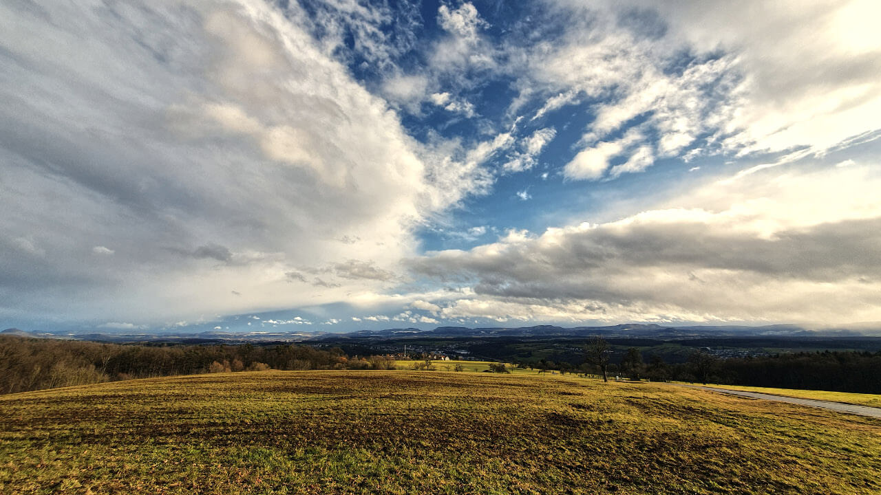 Zunächst noch ruhiges Wetter. Ab dem Wochenende orkanartige Winde möglich Zunächst noch ruhiges Wetter. Ab dem Wochenende orkanartige Winde möglich