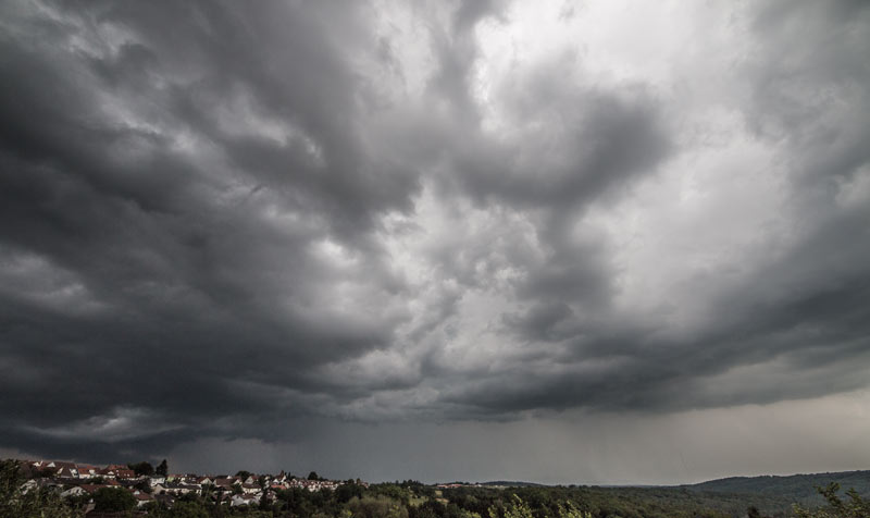 Wetter Juni: Der Regen über Süddeutschland bleibt zunächst noch kräftig, doch ab der Wochenmitte beruhigt sich das Juniwetter