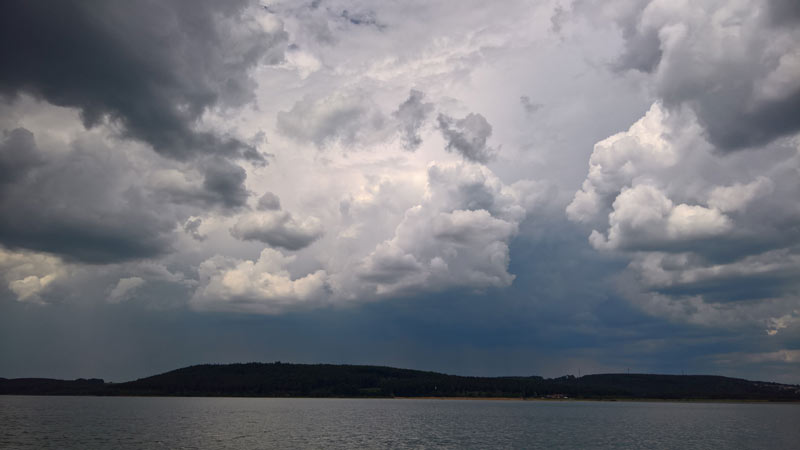 Abwechslungsreiches Sommerwetter: Sonne, Wolken, Schauer, Gewitter und dazu ein Auf und Ab der Temperaturen