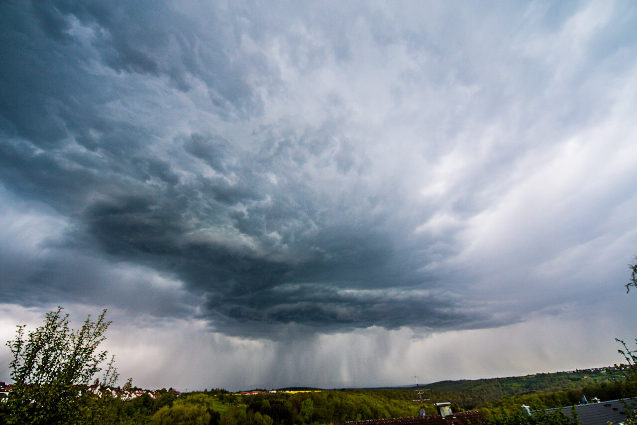 Kräftige Schauer und Gewitter sorgen zum kommenden Mai-Wochenende für ein ansteigendes Unwetterpotential