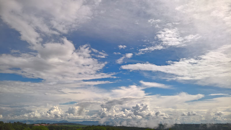 Sonne und Wolken im Wechsel und zwischen durch immer wieder Schauer und Gewitter - hochsommerlich warm wird der Mai ab dem kommenden Wochenende