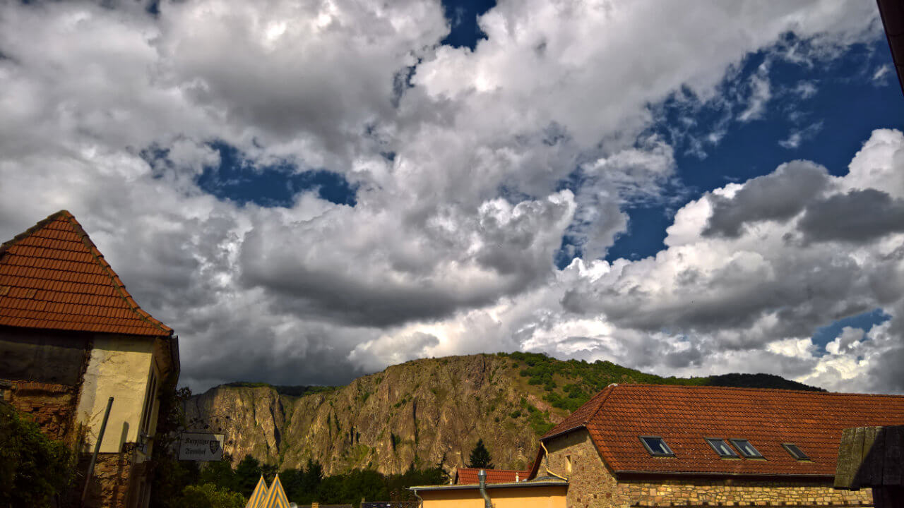 Wolken überwiegen