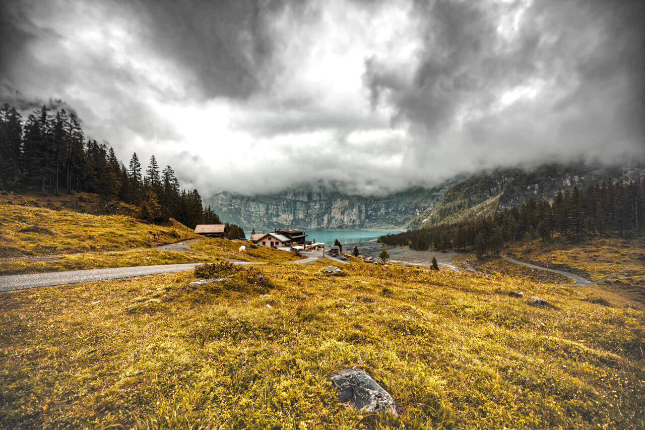 Auf der einen Seite klatscht der Regen gegen die Berge Auf der einen Seite klatscht der Regen gegen die Berge
