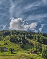 Eine hochsommerliche Wetterlage baut sich über Deutschland auf und bringt die dritte Hitzewelle, doch kann die Stabilität des Sommerhochs noch in Frage gestellt werden