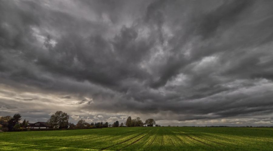Sorgt ein markanter Wettersturz für ein herbstlich turbulenten Wetterauftakt im Oktober?