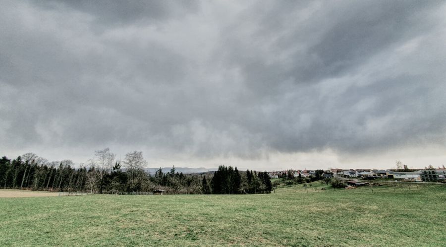 Kühles Schauerwetter mit Graupelschauern bis auf tiefere Lagen herab