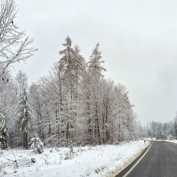 Eine Grenzwetterlage sorgt über dem Westen und Südwesten für turbulente Wetterbedingungen