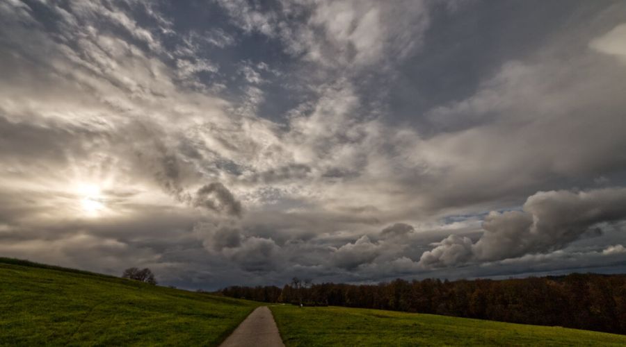 Eine herbstlich nasskalte Wetterentwicklung mit optionalem Winter ab den höheren mittleren Lagen