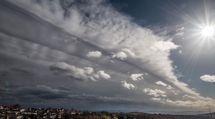 Sonne, Wolken und gelegentlicher Niederschlag runden das unbeständige Wetter im März ab