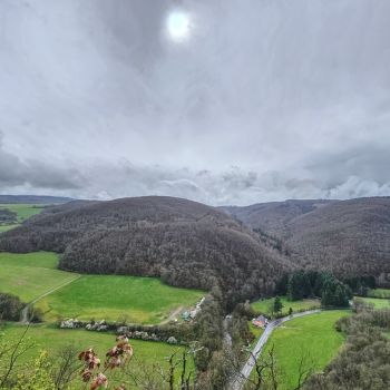 Nach einem sommerlichen Auftakt in das Wochenende kommt es zum Start in die neue Woche zu einem markanten Wettersturz