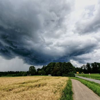 Örtlich kräftige und unwetterartige Schauer und Gewitter